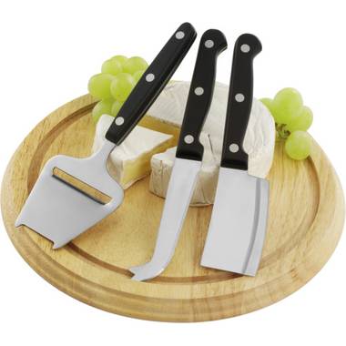Drevená krájacia podložka s nožmi na syr.