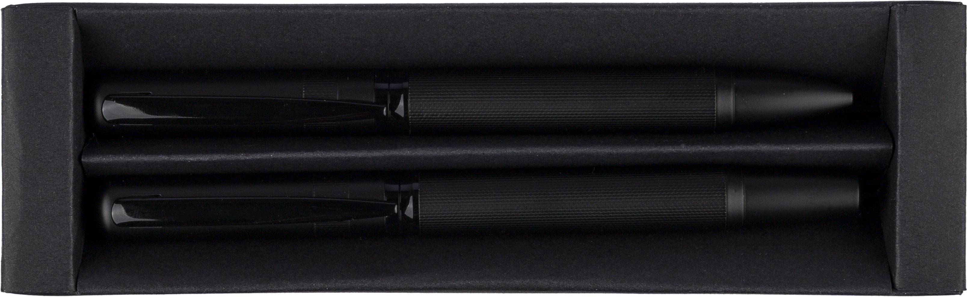 Sada pier Adel z kovu a ekomosadze, čierna