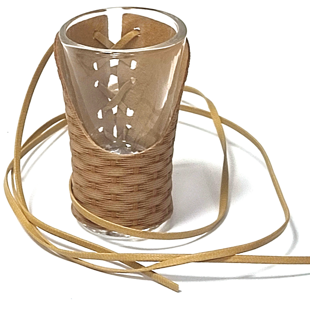 Štamperlík se světle hnědou koženou šňůrkou na krk, 20 ml.