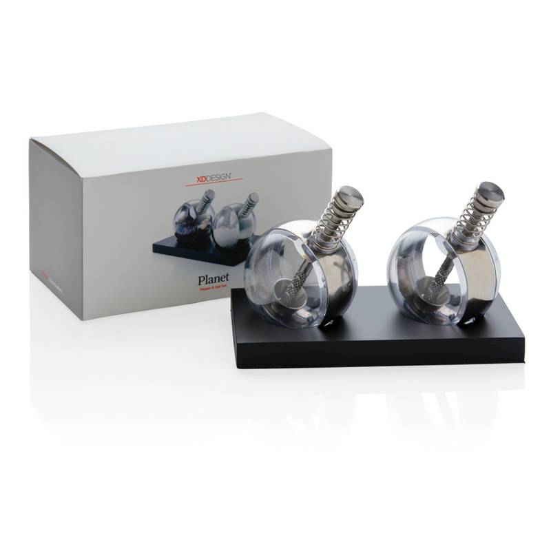 Solnička s koreničkou v stojane Solnička s koreničkou v stojane