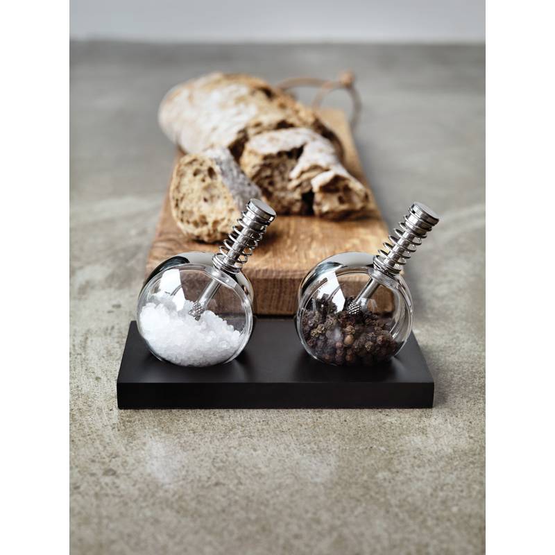 Solnička s koreničkou v stojane Solnička s koreničkou v stojane