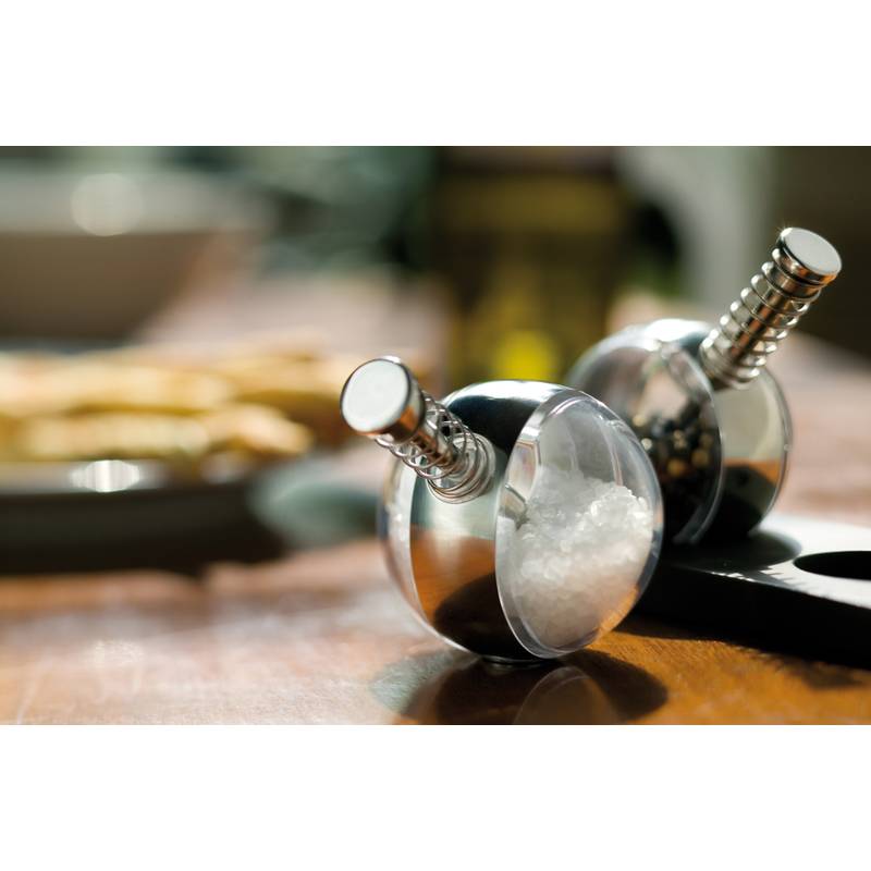 Solnička s koreničkou v stojane Solnička s koreničkou v stojane