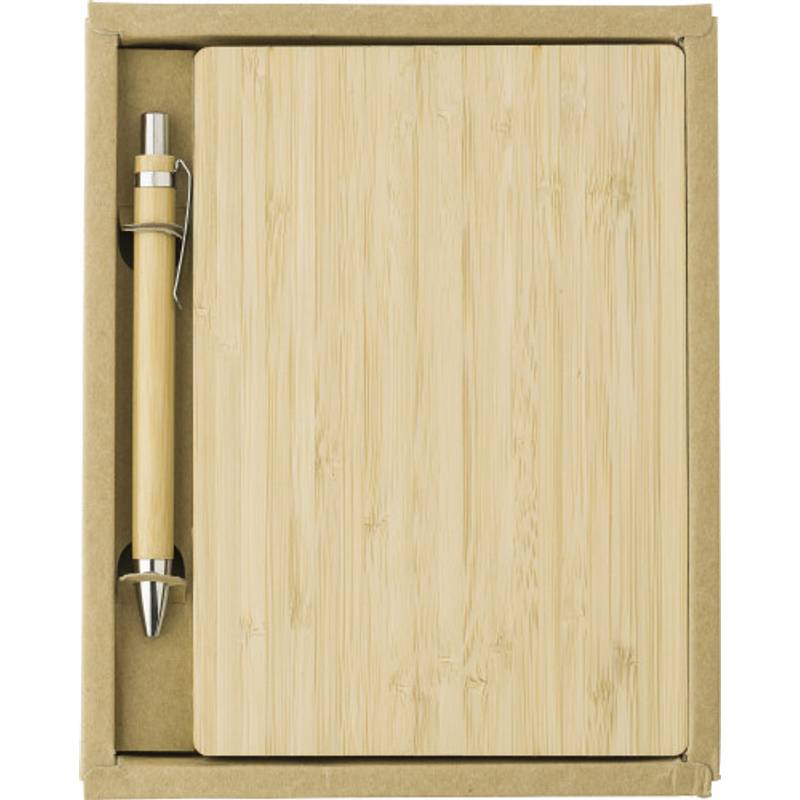 Notebook s bambusovým obalem, zabalený v hnědé papírové krabičce Notebook s bambusovým obalem, zabalený v hnědé papírové krabičce