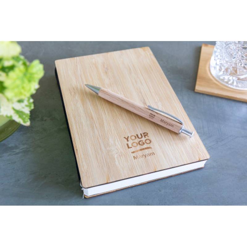 Notebook s bambusovým obalem, zabalený v hnědé papírové krabičce Notebook s bambusovým obalem, zabalený v hnědé papírové krabičce