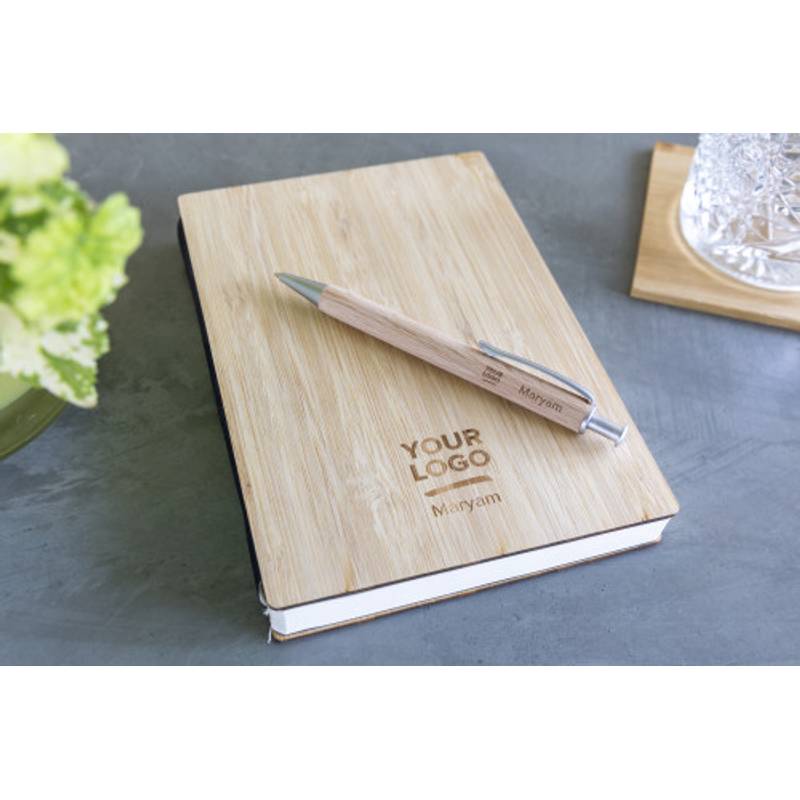 Notebook s bambusovým obalem, zabalený v hnědé papírové krabičce Notebook s bambusovým obalem, zabalený v hnědé papírové krabičce