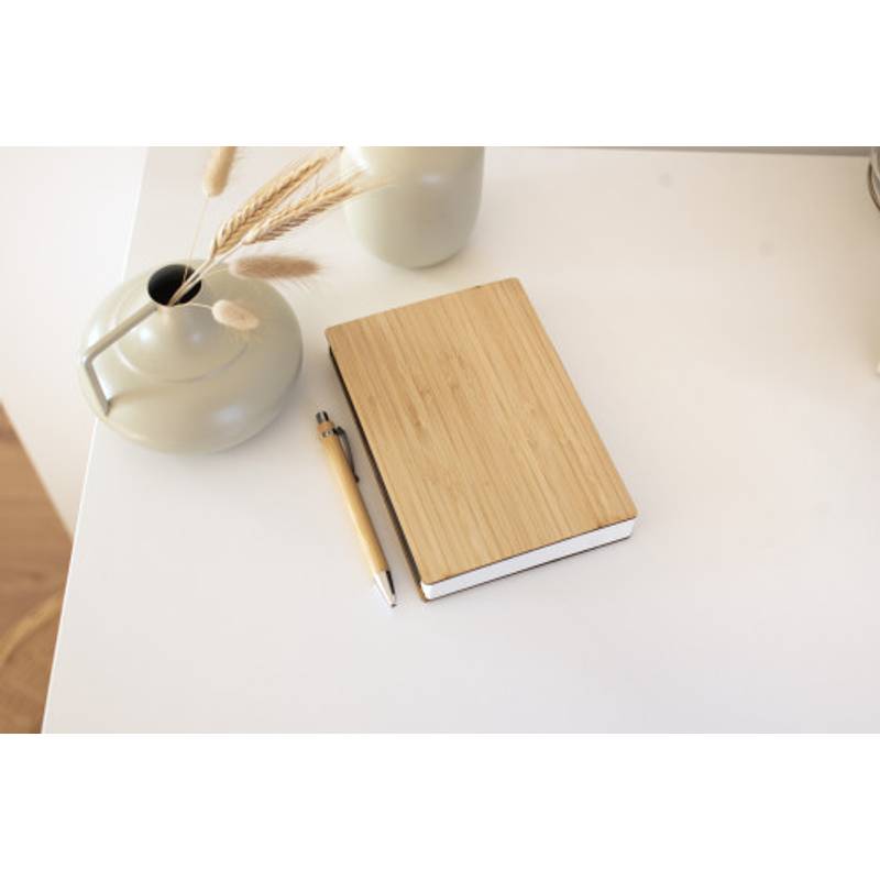 Notebook s bambusovým obalem, zabalený v hnědé papírové krabičce Notebook s bambusovým obalem, zabalený v hnědé papírové krabičce