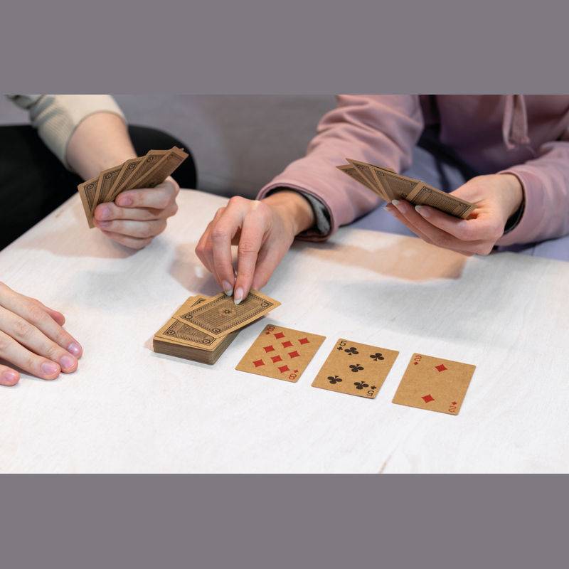 Hrací karty vyrobené z recyklovaného papíru, hnědá béžová Hrací karty vyrobené z recyklovaného papíru, hnědá béžová