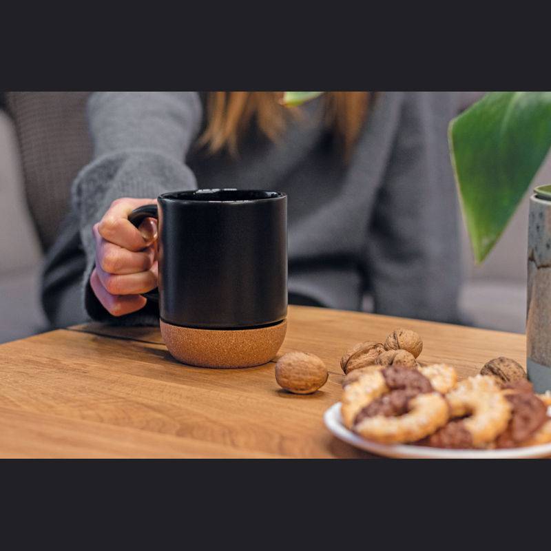 Keramický šálek s korkem, 380ml, černá Keramický šálek s korkem, 380ml, černá