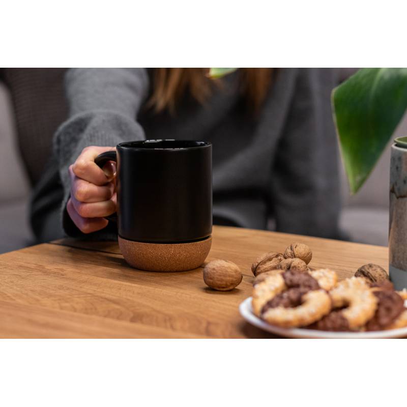 Keramický šálek s korkem, 380ml, černá Keramický šálek s korkem, 380ml, černá