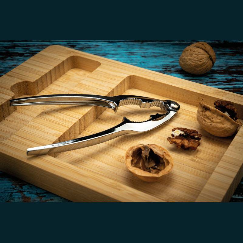 Luskáčik s bambusovým tanierom, hnedá béžová Luskáčik s bambusovým tanierom, hnedá béžová