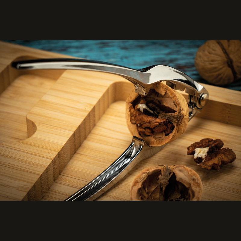 Luskáčik s bambusovým tanierom, hnedá béžová Luskáčik s bambusovým tanierom, hnedá béžová