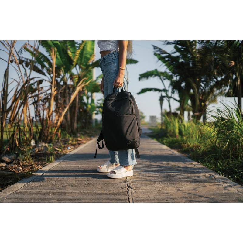 Moderný batoh na 15,6" notebook Swiss Peak z RPET AWARE™, čierna Moderný batoh na 15,6" notebook Swiss Peak z RPET AWARE™, čierna