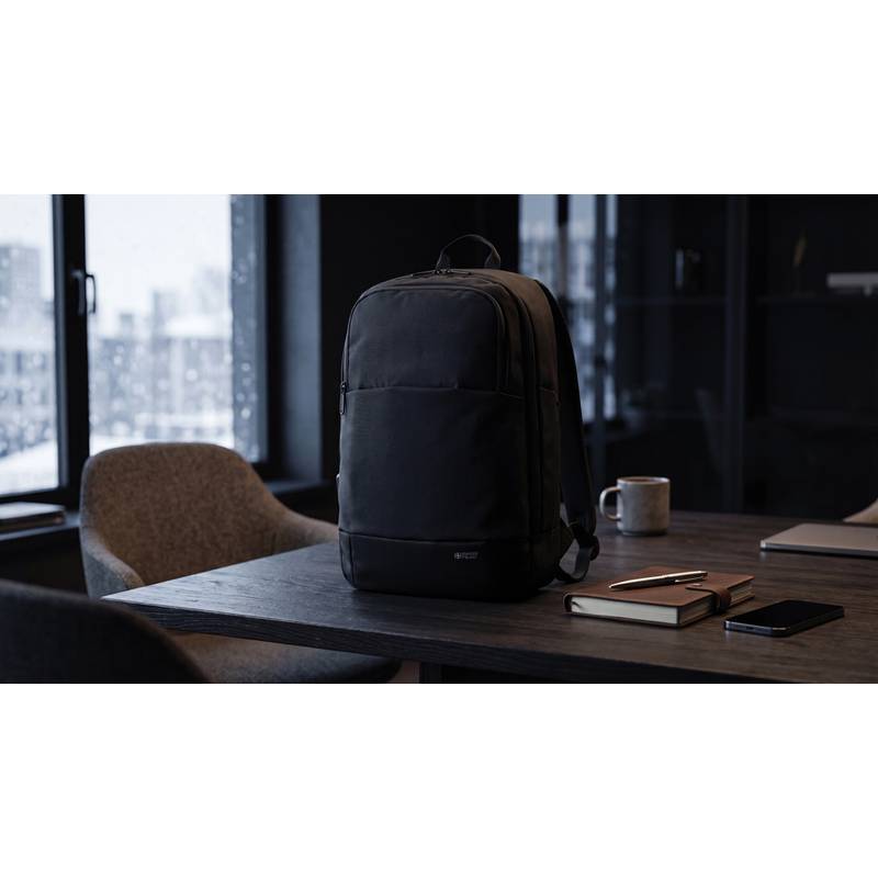 Moderný batoh na 15,6" notebook Swiss Peak z RPET AWARE™, čierna Moderný batoh na 15,6" notebook Swiss Peak z RPET AWARE™, čierna