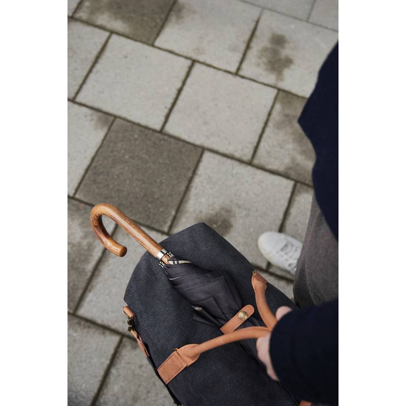 23" dáždnik VINGA Bosler z RPET AWARE™, čierna 23" dáždnik VINGA Bosler z RPET AWARE™, čierna