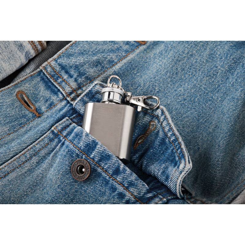 Přívěsek na klíče, placatka, šedá stříbrná Přívěsek na klíče, placatka, šedá stříbrná