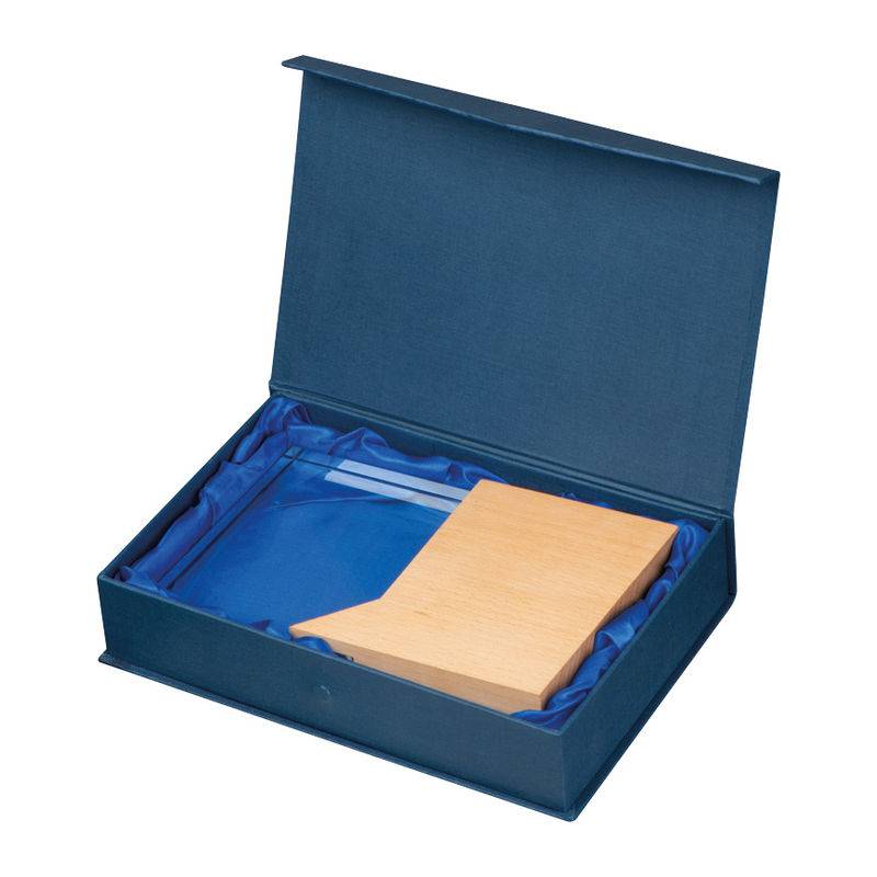 Trofej s dřevěným podstavcem, hnědá béžová Trofej s dřevěným podstavcem, hnědá béžová