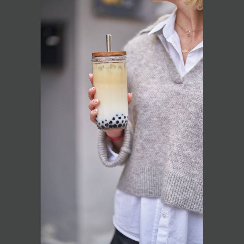 Pohár na pitie s bambusovým viečkom a slamkou, transparentná 650ml Pohár na pitie s bambusovým viečkom a slamkou, transparentná 650ml