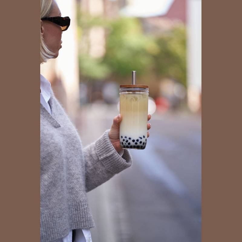 Pohár na pitie s bambusovým viečkom a slamkou, transparentná 650ml Pohár na pitie s bambusovým viečkom a slamkou, transparentná 650ml