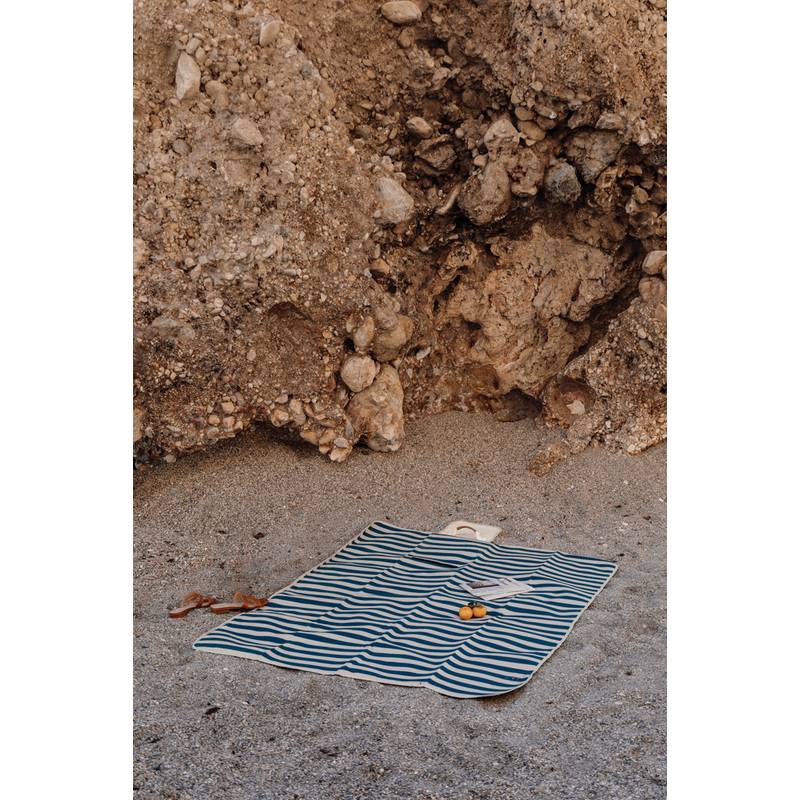 Velká pikniková deka VINGA Alba, modrá námořnická Velká pikniková deka VINGA Alba, modrá námořnická