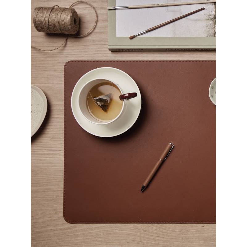 Podložka na stůl VINGA Timo z RCS RPET a PU, hnědá Podložka na stůl VINGA Timo z RCS RPET a PU, hnědá