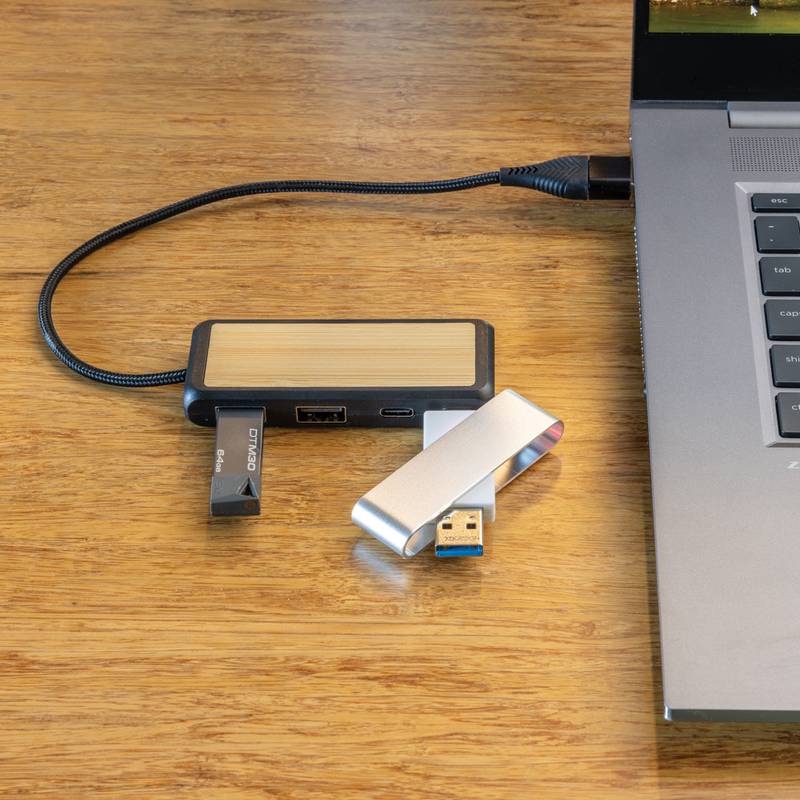 USB rozbočovač s duálnym vstupom Link z RCS plastu a bambusu, čierna USB rozbočovač s duálnym vstupom Link z RCS plastu a bambusu, čierna