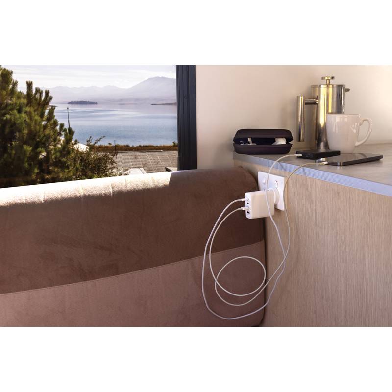 Cestovná nabíjačka TravelCharge Pro s USB C z RCS plastu, biela - čierna Cestovná nabíjačka TravelCharge Pro s USB C z RCS plastu, biela - čierna