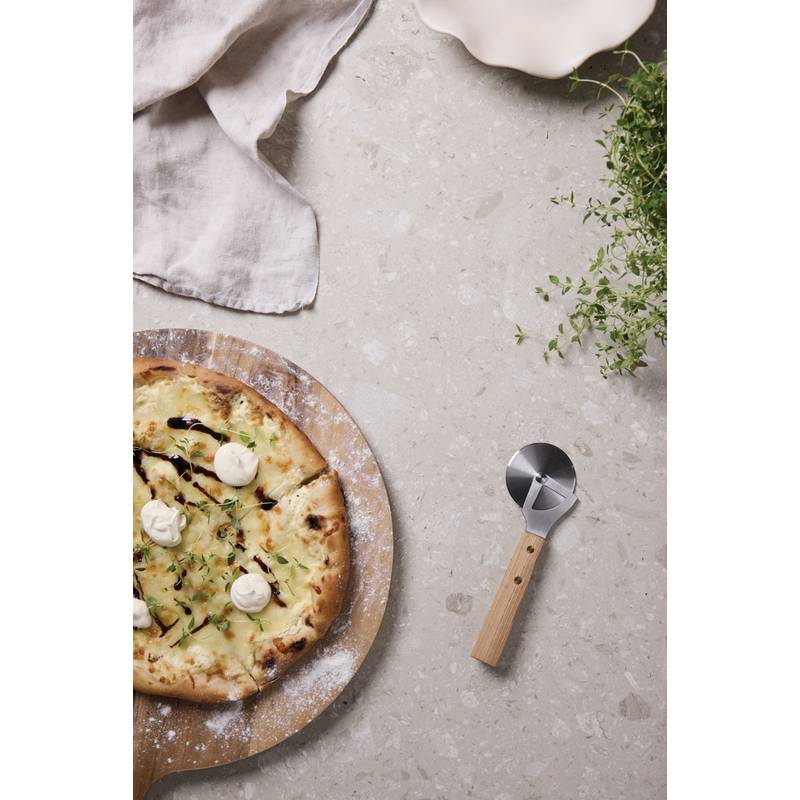 Kráječ na pizzu VINGA Paso, hnědá Kráječ na pizzu VINGA Paso, hnědá