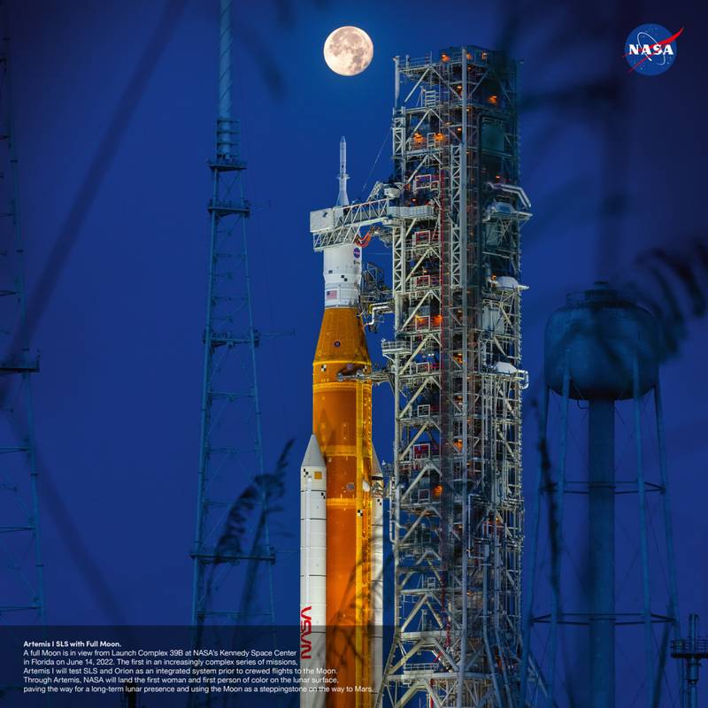 NOTIQUE Poznámkový kalendář NASA 2026, 30 x 30 cm NOTIQUE Poznámkový kalendář NASA 2026, 30 x 30 cm