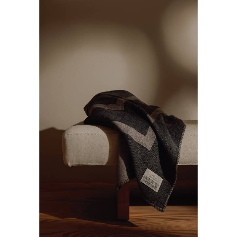 VINGA Monogram GRS deka, sivá VINGA Monogram GRS deka, sivá