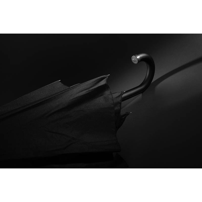 Swiss Peak Vero deštník AWARE™ RPET 25” s luxusní rukojetí, černá Swiss Peak Vero deštník AWARE™ RPET 25” s luxusní rukojetí, černá