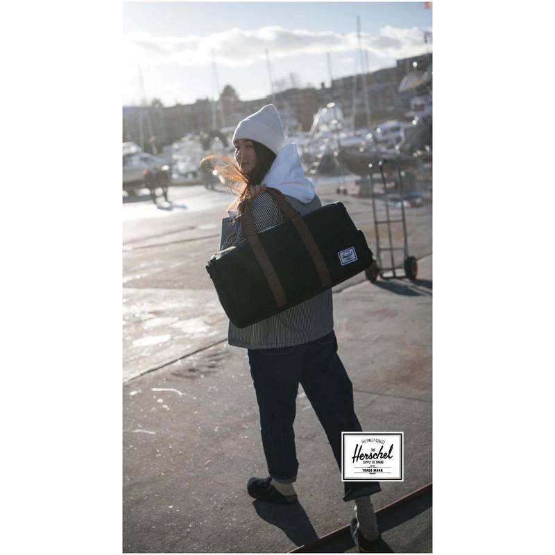 Herschel Novel™ športová taška 43 l, modrá Navy Herschel Novel™ športová taška 43 l, modrá Navy