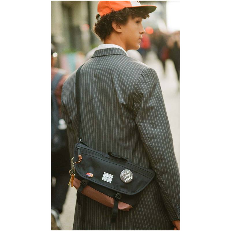 22,5l taška Herschel Cove z recyklovaného materiálu, čierna 22,5l taška Herschel Cove z recyklovaného materiálu, čierna