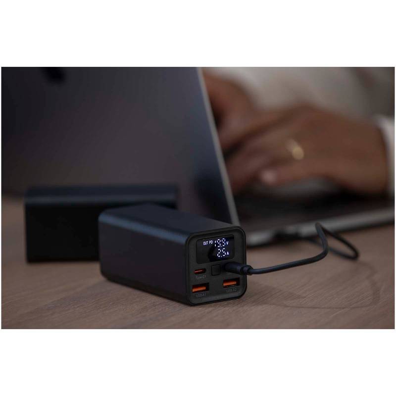 Acamar powerbanka na notebook z recyklovaného hliníka s kapacitou 20 000 mAh a výkonom 70 W, čierna Acamar powerbanka na notebook z recyklovaného hliníka s kapacitou 20 000 mAh a výkonom 70 W, čierna