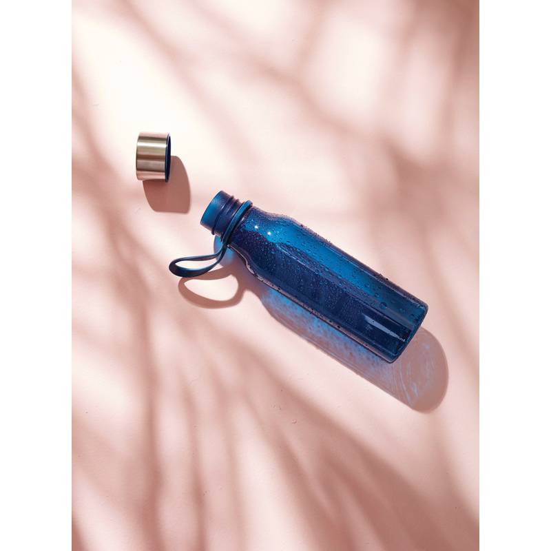 Štíhlá tritanová láhev na vodu VINGA, modrá námořnická Štíhlá tritanová láhev na vodu VINGA, modrá námořnická