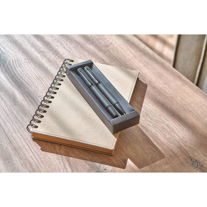 Sada pier Adel z kovu a ekomosadze, čierna Sada pier Adel z kovu a ekomosadze, čierna