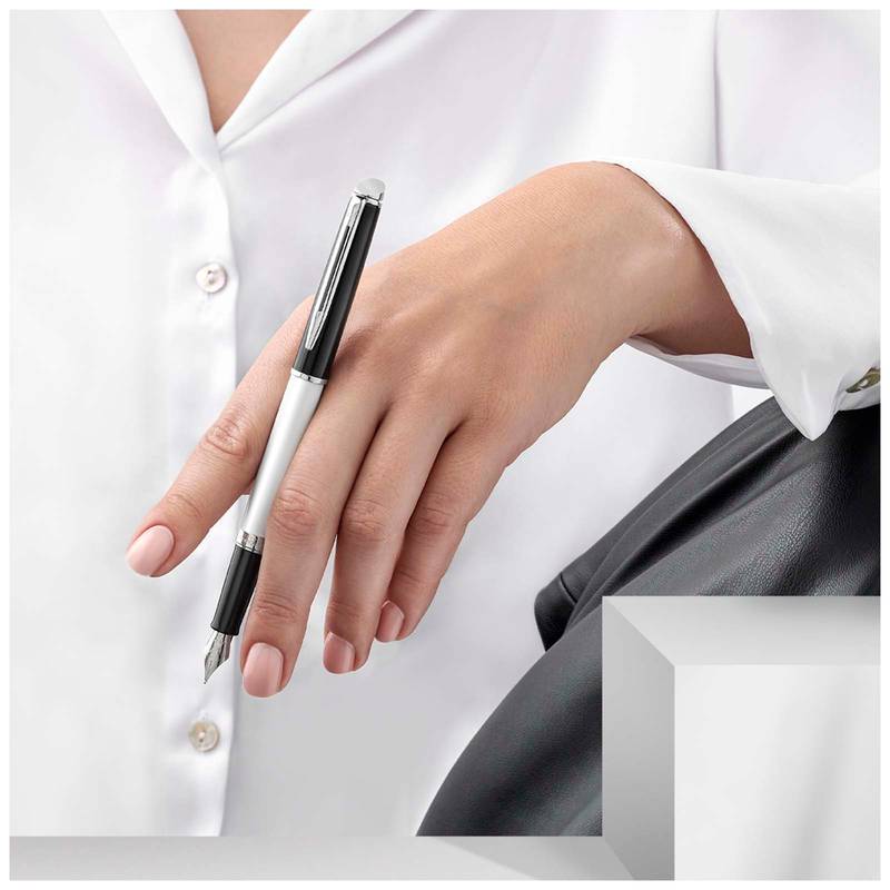 Hemisphere plnicí pero s kombinací barev s doplňky pokovenými palladiem, bílá - černá Hemisphere plnicí pero s kombinací barev s doplňky pokovenými palladiem, bílá - černá