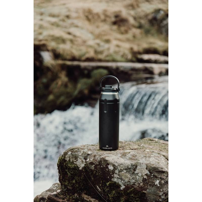 Nordic Drift Trail RCS Izolovaná športová fľaša 940 ml, čierna Nordic Drift Trail RCS Izolovaná športová fľaša 940 ml, čierna