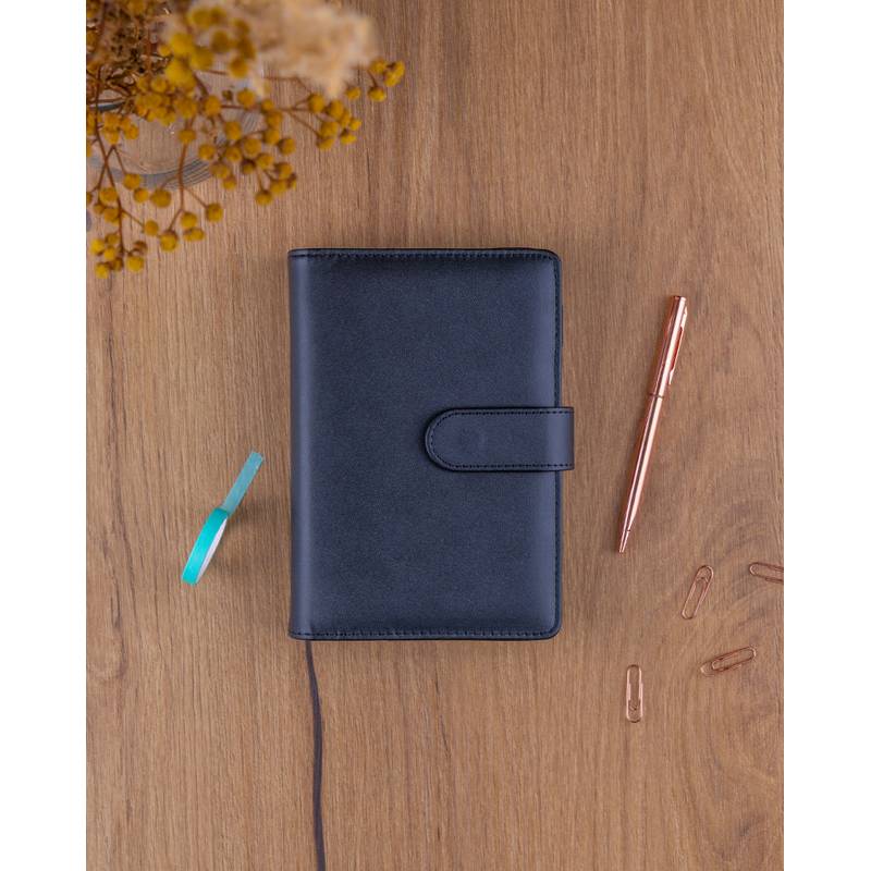 NOTIQUE Refill – Týdenní kroužkový diář s vyměnitelnými listy 2027, černý, 12,5 x 19 cm NOTIQUE Refill – Týdenní kroužkový diář s vyměnitelnými listy 2027, černý, 12,5 x 19 cm