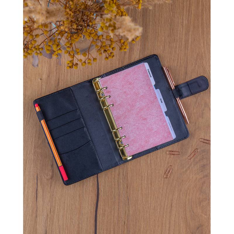 NOTIQUE Refill – Týdenní kroužkový diář s vyměnitelnými listy 2027, černý, 12,5 x 19 cm NOTIQUE Refill – Týdenní kroužkový diář s vyměnitelnými listy 2027, černý, 12,5 x 19 cm