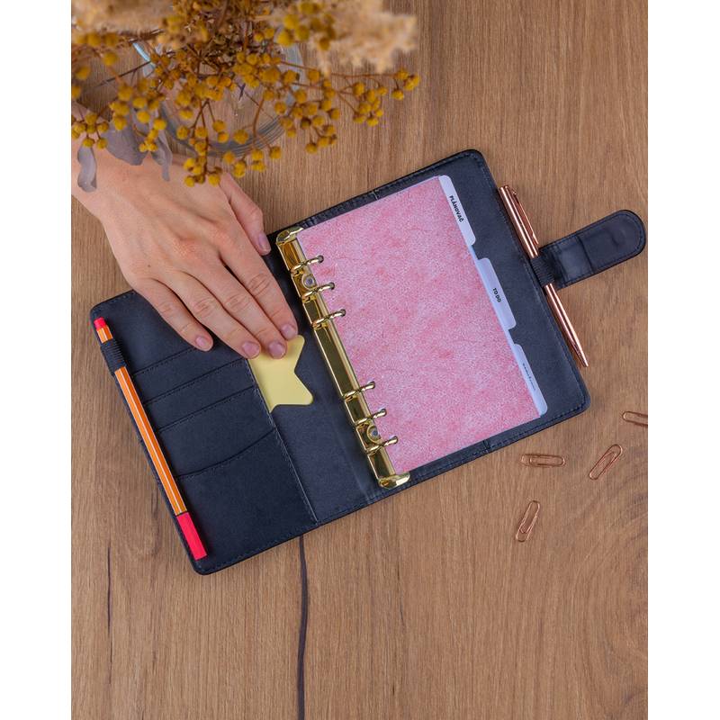 NOTIQUE Refill – Týdenní kroužkový diář s vyměnitelnými listy 2027, černý, 12,5 x 19 cm NOTIQUE Refill – Týdenní kroužkový diář s vyměnitelnými listy 2027, černý, 12,5 x 19 cm