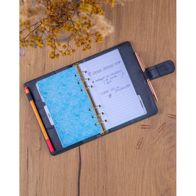 NOTIQUE Refill – Týdenní kroužkový diář s vyměnitelnými listy 2027, černý, 12,5 x 19 cm NOTIQUE Refill – Týdenní kroužkový diář s vyměnitelnými listy 2027, černý, 12,5 x 19 cm