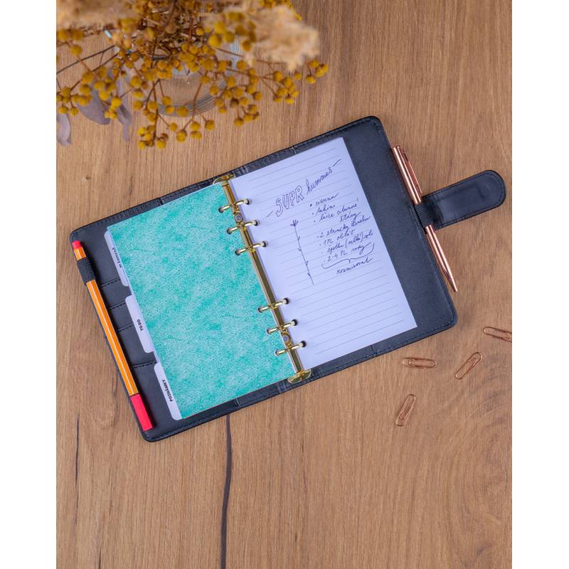 NOTIQUE Refill – Týdenní kroužkový diář s vyměnitelnými listy 2027, černý, 12,5 x 19 cm NOTIQUE Refill – Týdenní kroužkový diář s vyměnitelnými listy 2027, černý, 12,5 x 19 cm