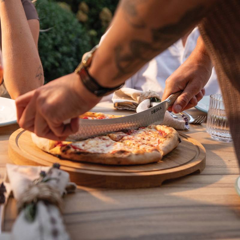 Nôž na pizzu a syr Oslo+ Nr.4 od značky BOSKA, sivá Steel - hnedá Nôž na pizzu a syr Oslo+ Nr.4 od značky BOSKA, sivá Steel - hnedá